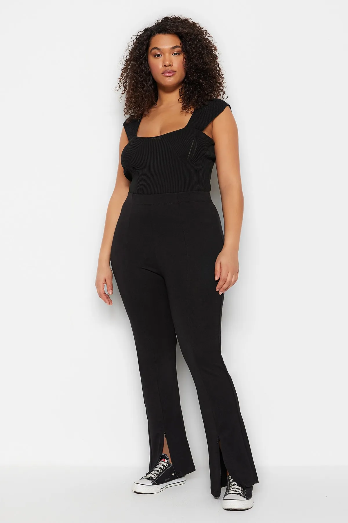 Trendyol Curve  Schwarze, schmal geschnittene Strickhose mit hohem Bund und Reißverschluss TBBSS23AR00011