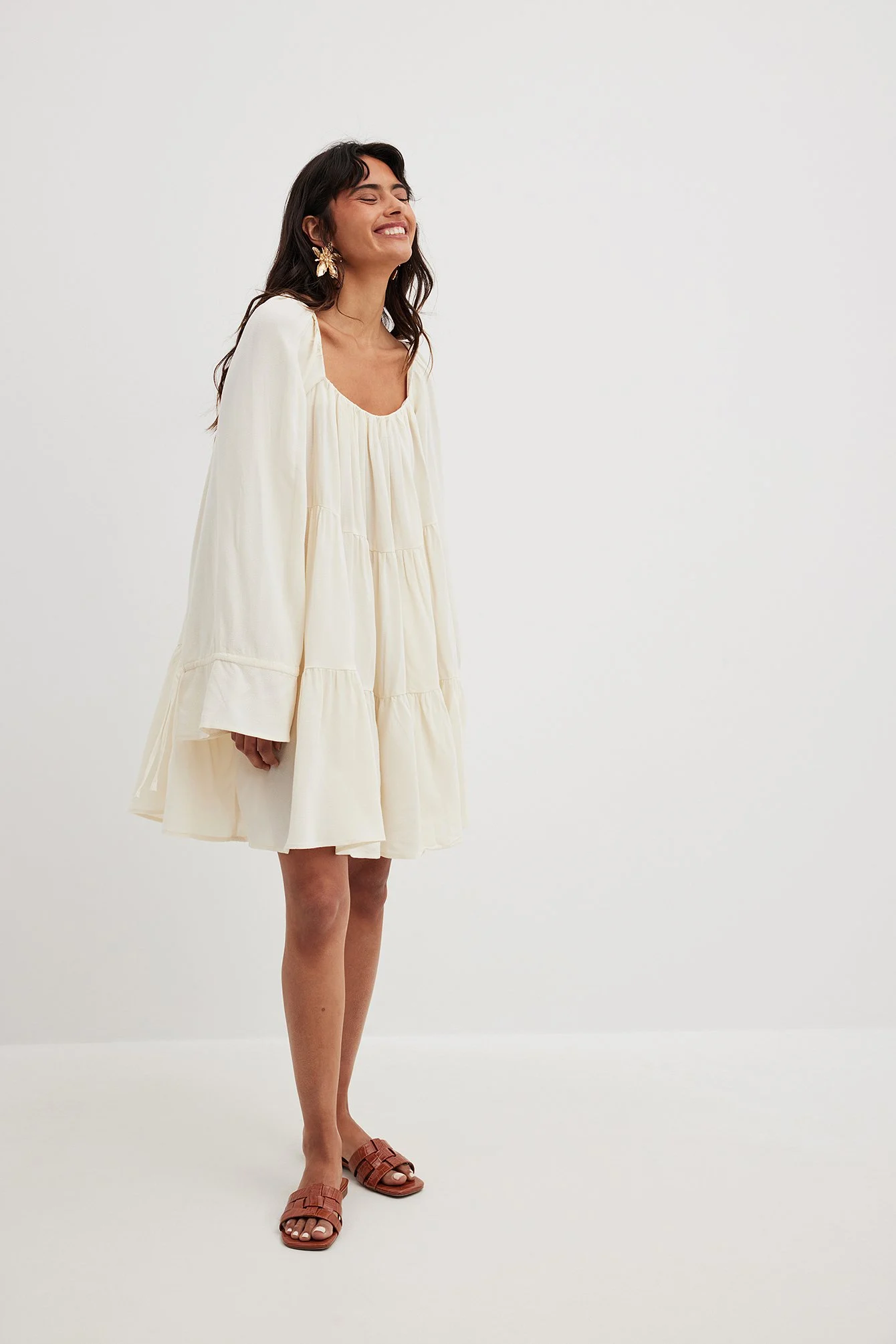 Voluminöses Minikleid mit quadratischem Ausschnitt