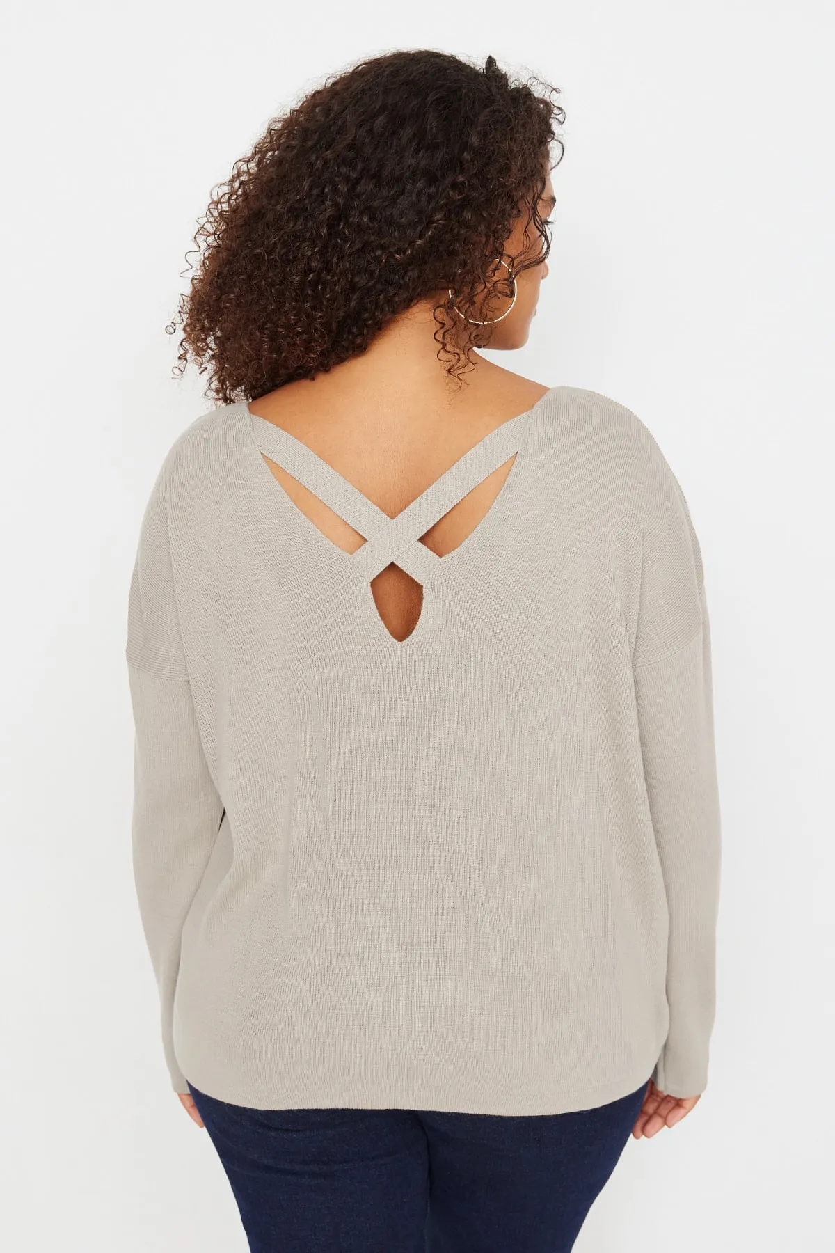 Trendyol Curve  Beigefarbener Strickpullover mit Kreuzbanddetail auf der Rückseite