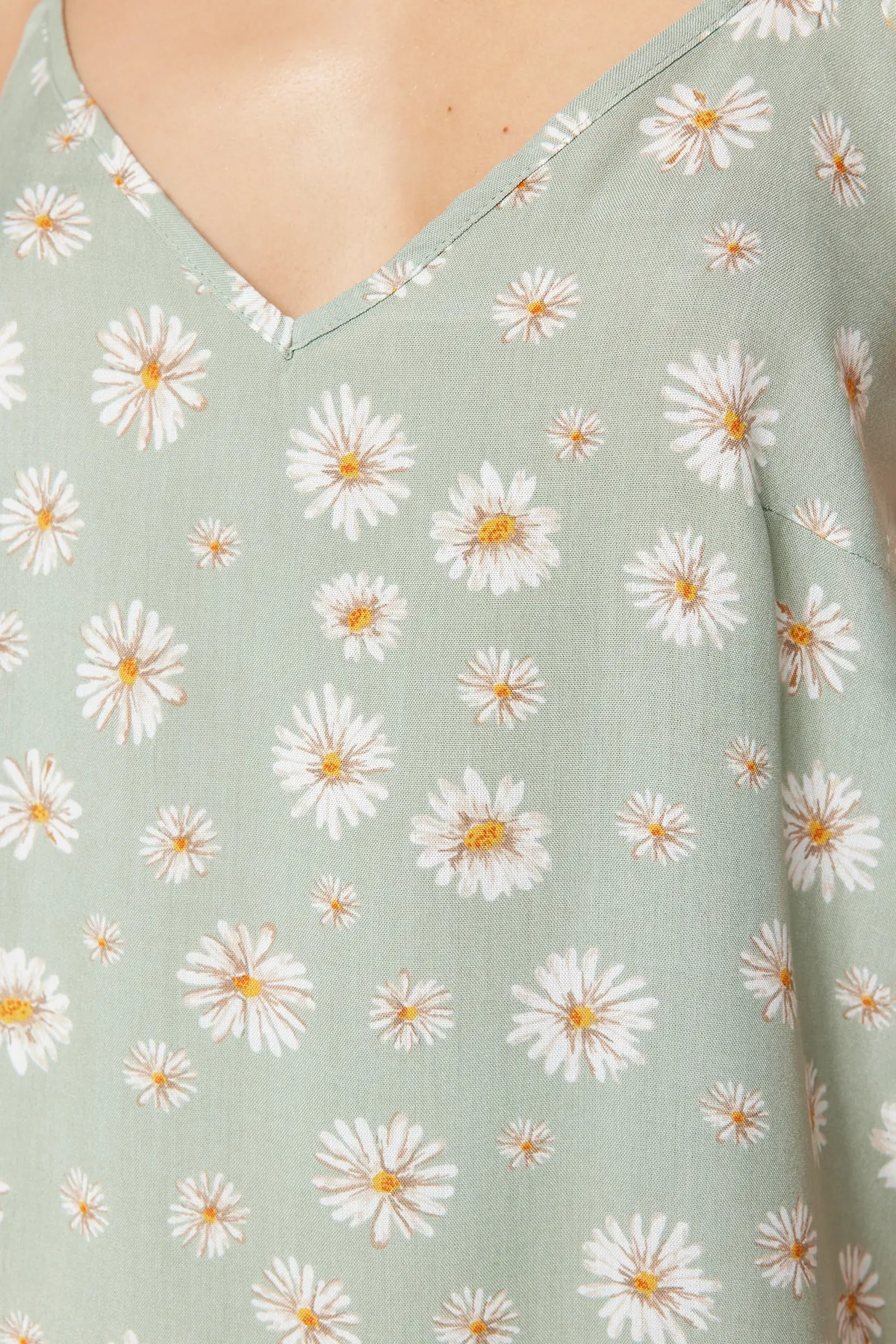 Trendyol Collection  Hellgrünes Pyjama-Set aus Viskosegewebe mit Blumenmuster und Schnürriemen THMSS23PT00006
