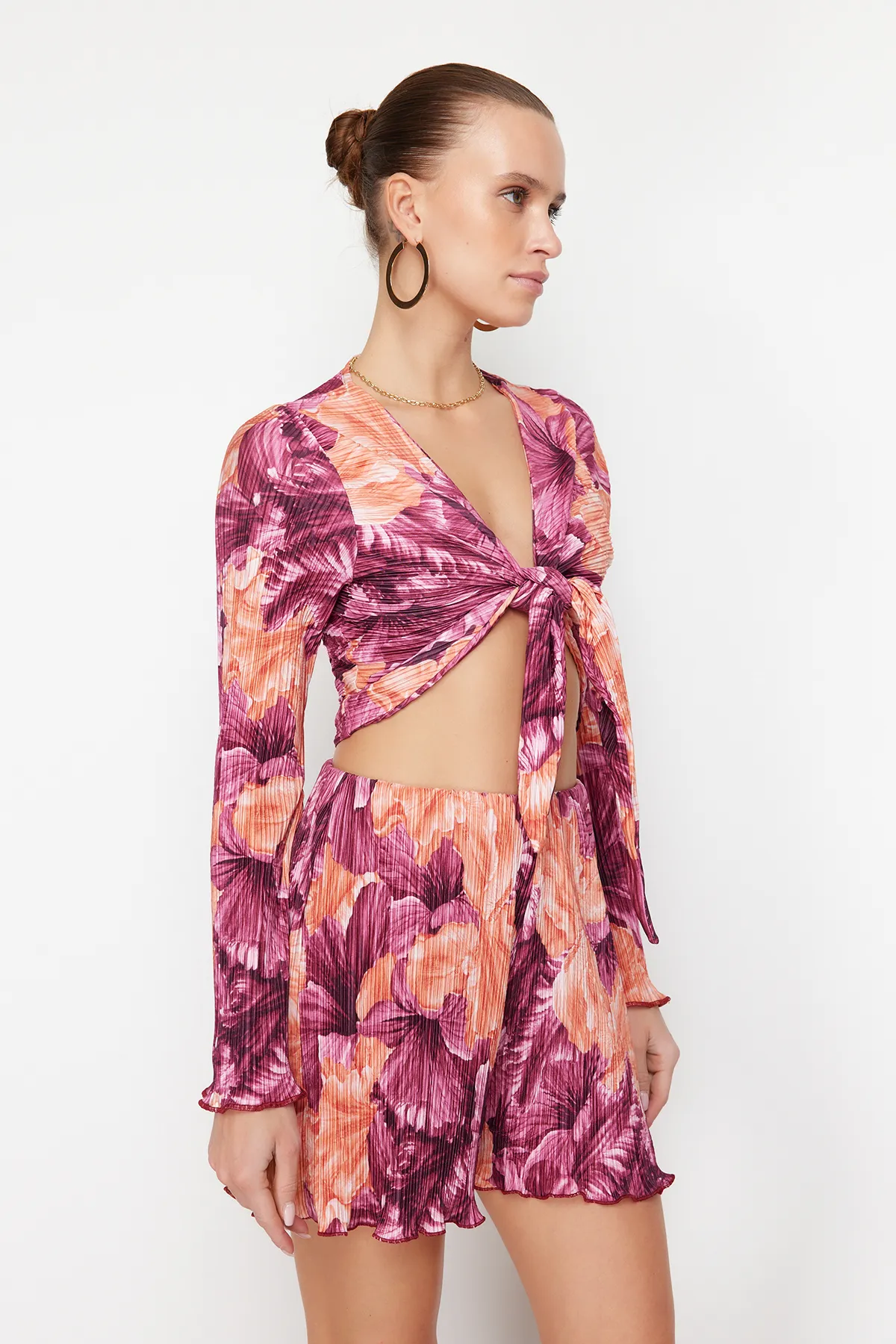 Trendyol Collection  Mehrfarbiger, plissierter, langärmliger Anzug aus Stretch-Strick mit Blumenmuster TWOSS24AU00090