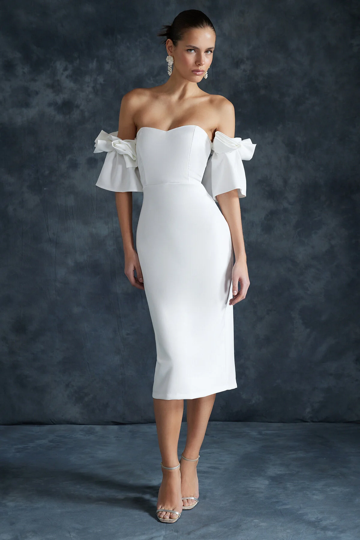 Trendyol Collection  Ecrufarbenes, figurbetontes, gewebtes, gefüttertes Hochzeits-/Nikah-Elegantes Abendkleid TPRSS23EL00541