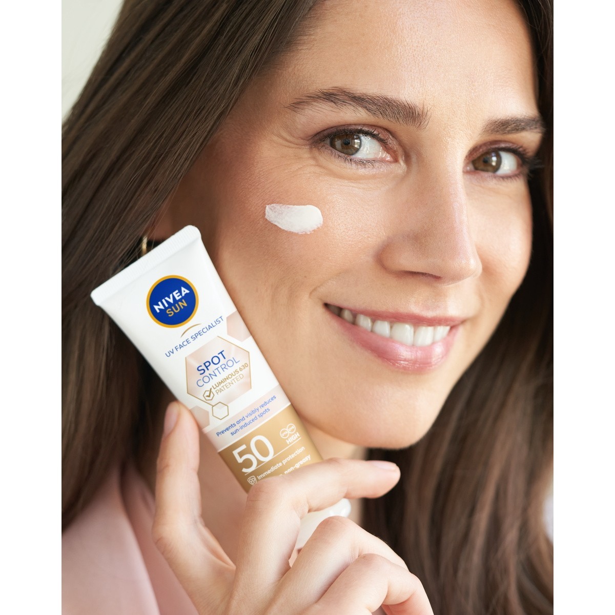 NIVEA Opaľovací krém na tvár proti tmavým škvrnám SPF50