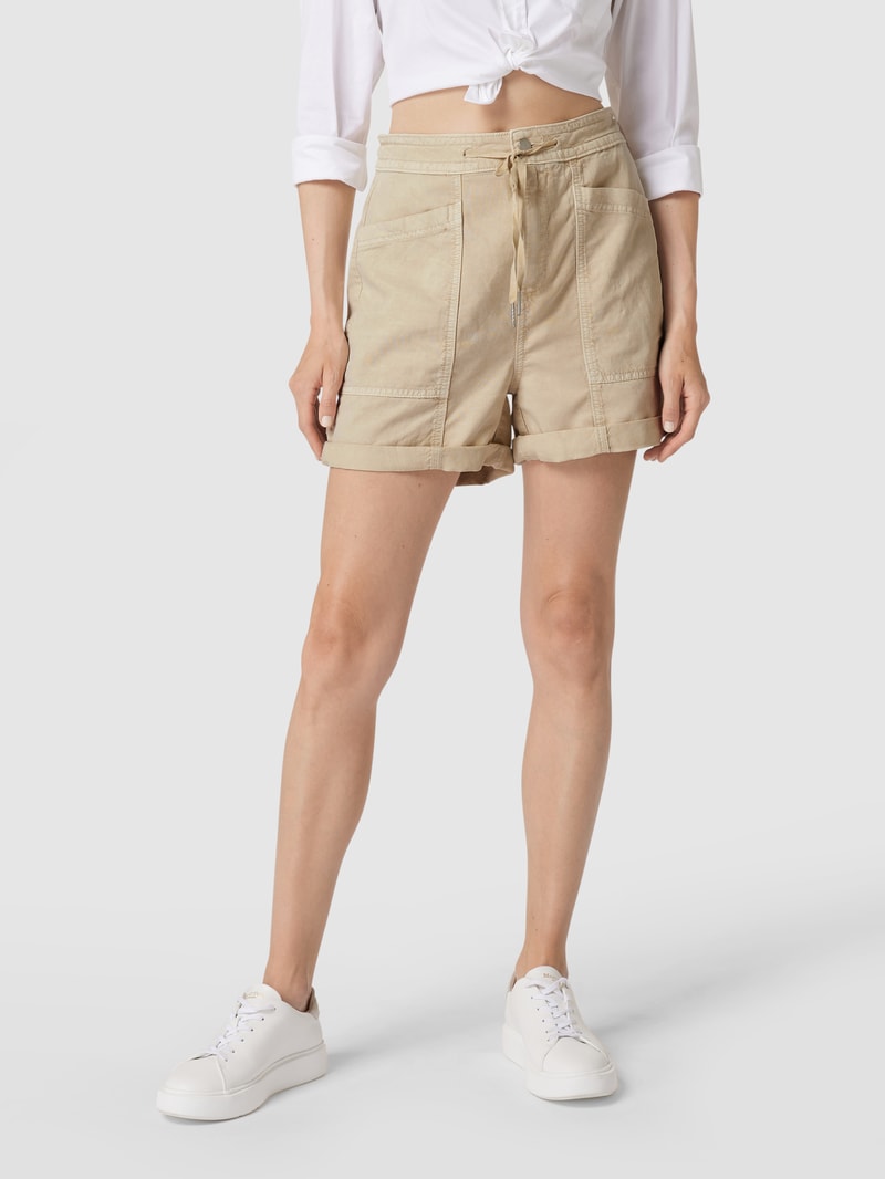 Bermudas mit aufgesetzten Eingrifftaschen in beige