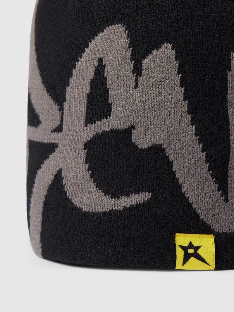 Beanie mit Label-Patch in schwarz