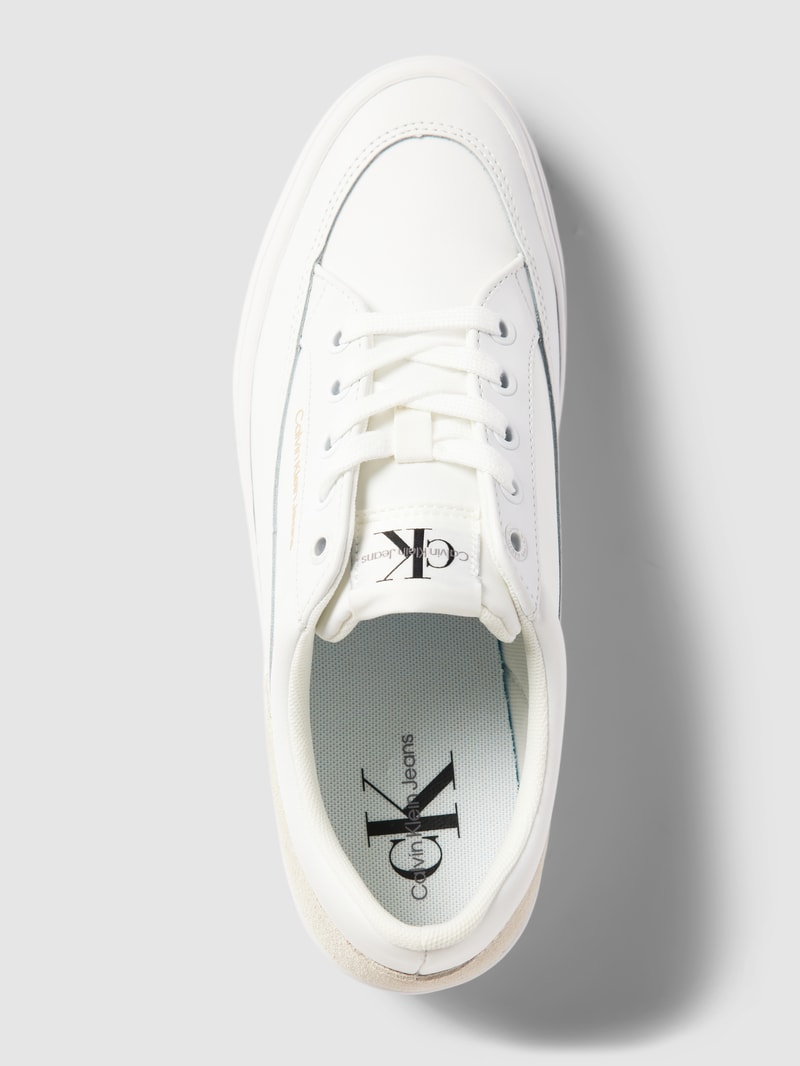 Plateau-Sneaker mit Label-Details in weiß