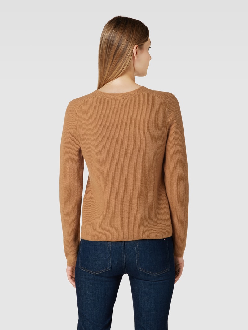 Strickpullover mit V-Ausschnitt in camel
