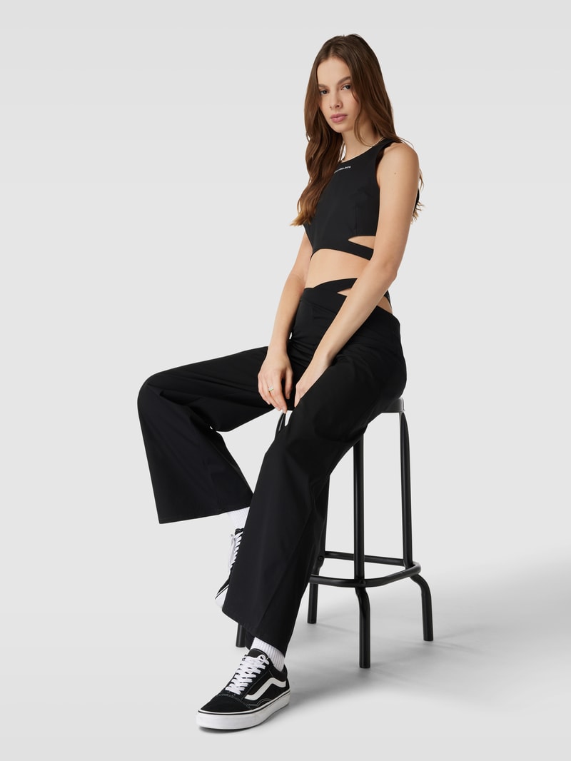 Crop Top mit Cut Out in schwarz