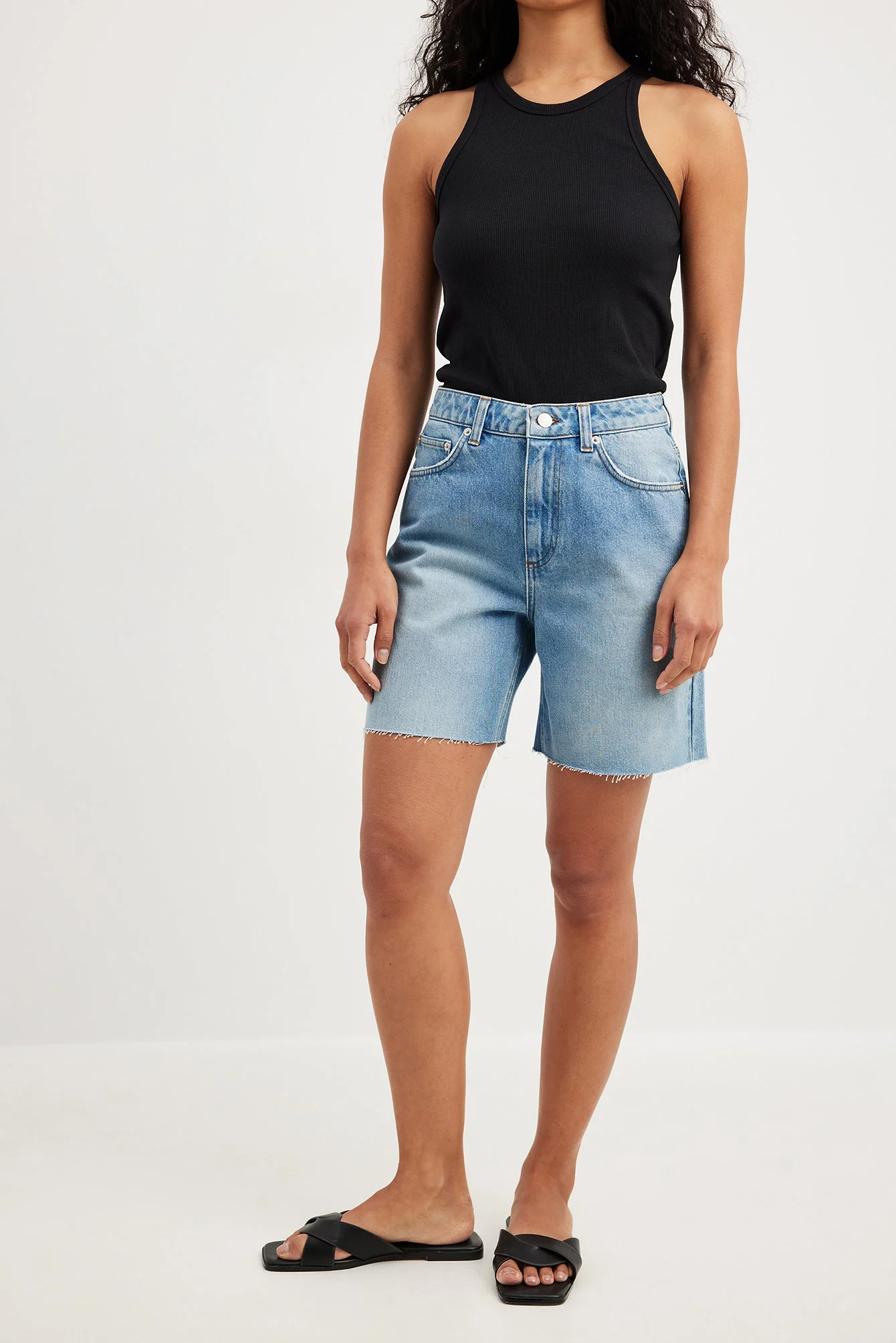 Hochtaillierte Denim-Shorts mit rohem Saum