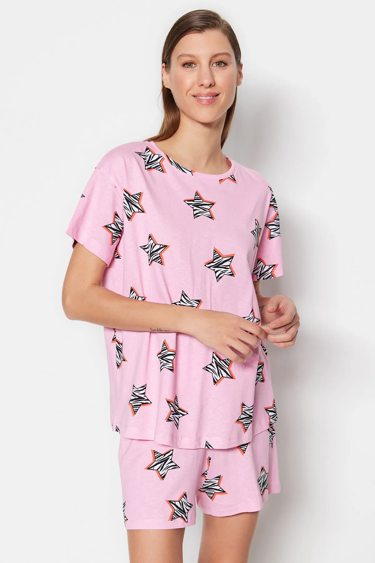 Trendyol Collection  Rosa gestricktes Pyjama-Set mit T-Shirt und Shorts aus 100 % Baumwolle mit Sternmuster THMSS23PT00005