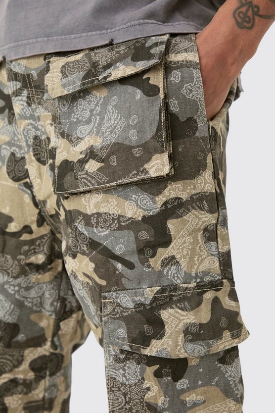 Tall Slim-Fit Camouflage Cargo-Hose mit Bandana-Print