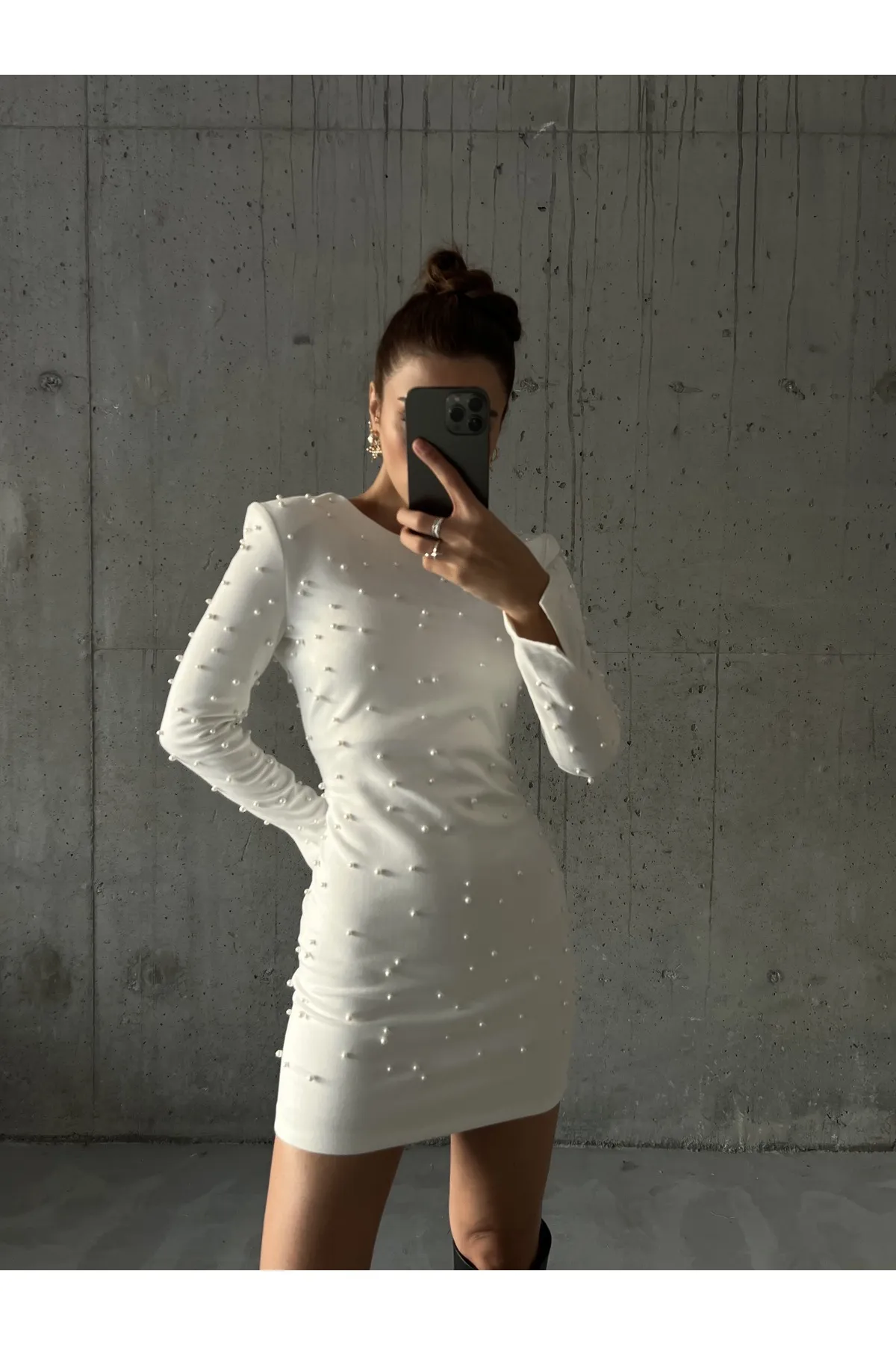 Laluvia  Weißes wattiertes Perlen-Wildlederkleid