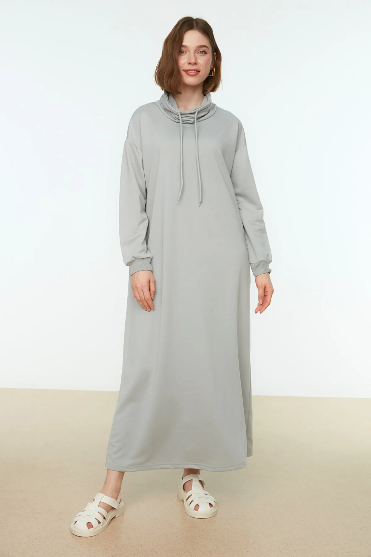 Trendyol Modest  Graues Maxi-Strickkleid mit Degaje-Kragen und Spitzendetail TCTSS22EB0132