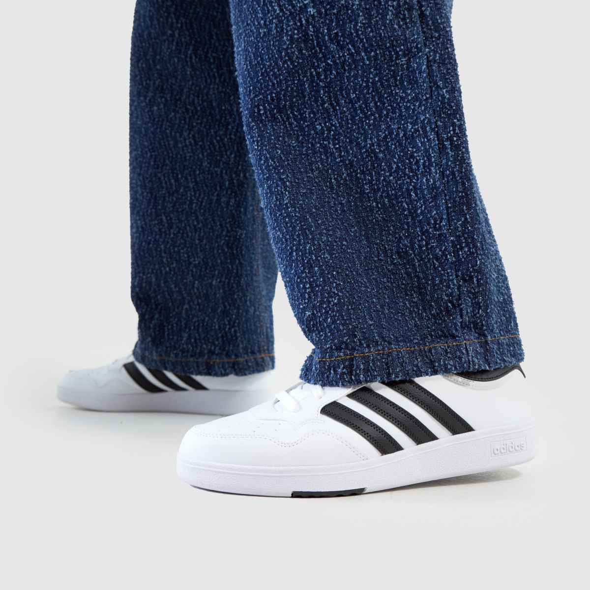 adidas Hoops 4.0 cipők fehér és fekete színben