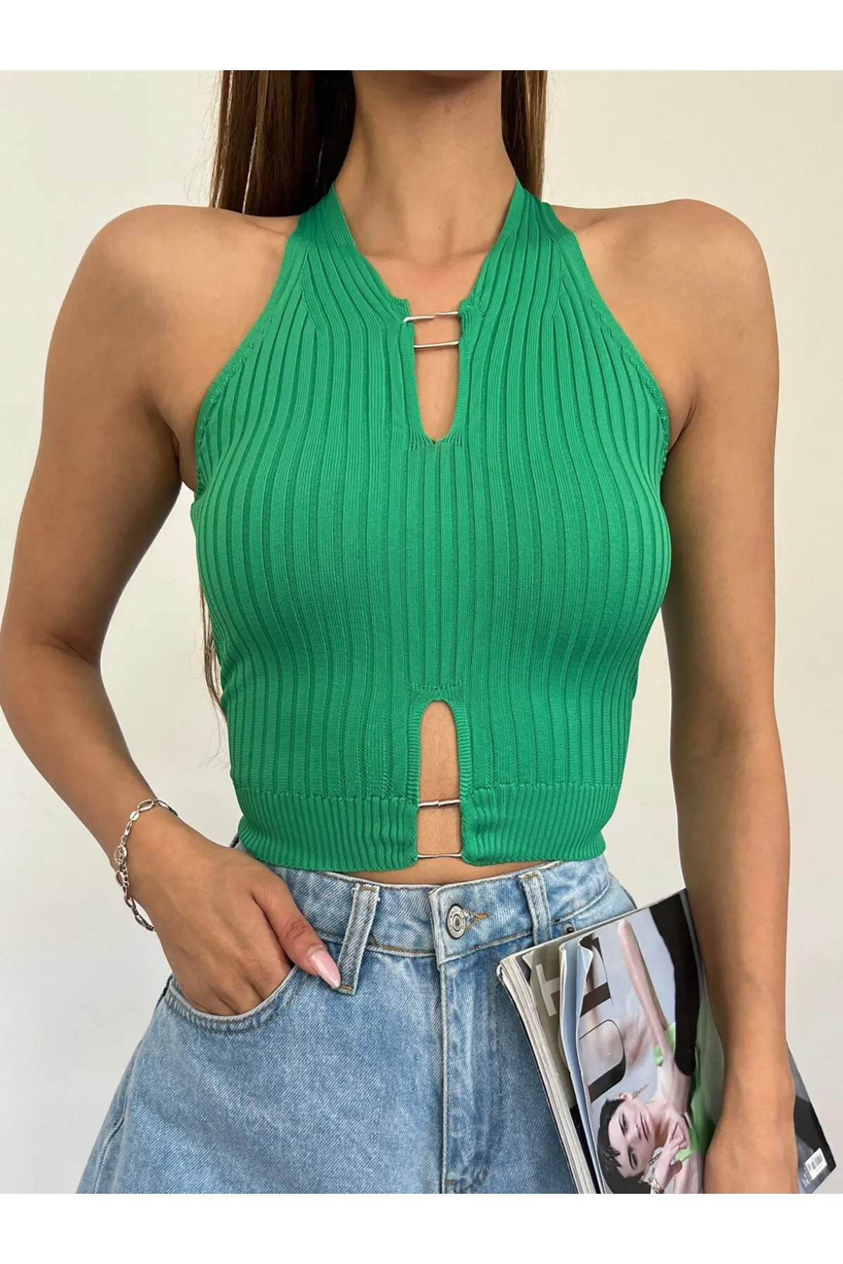 Modamorfo  Crop-Unterhemd aus geripptem Strick mit Metalldetail und Nullärmeln