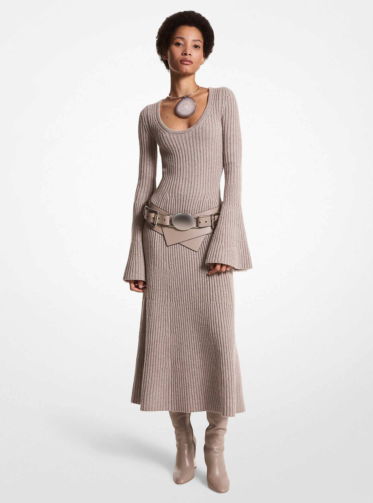 Abito a coste elasticizzato in cashmere con maniche svasate - TORTORA MELANGE