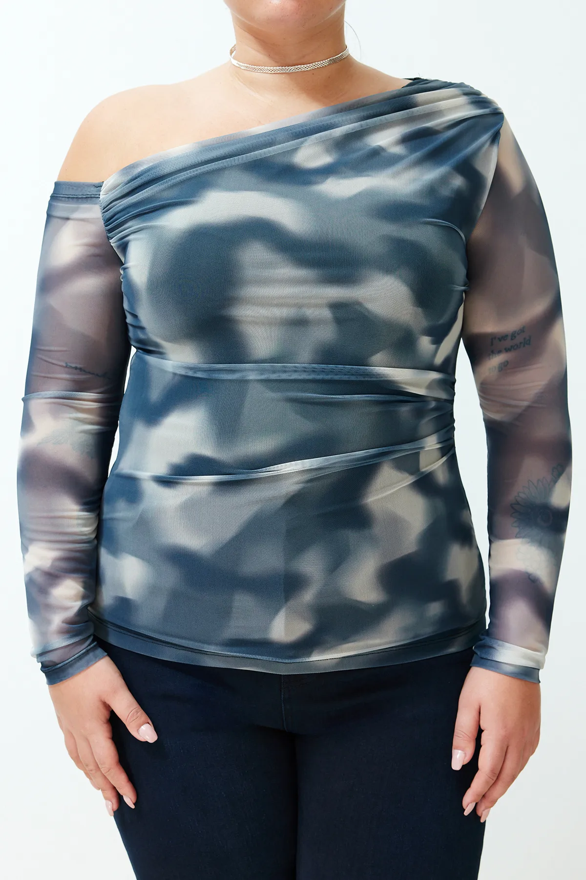Trendyol Curve  Indigofarbene, mit Tüll gefütterte Strickbluse mit asymmetrischem Kragen TBBSS24AF00025