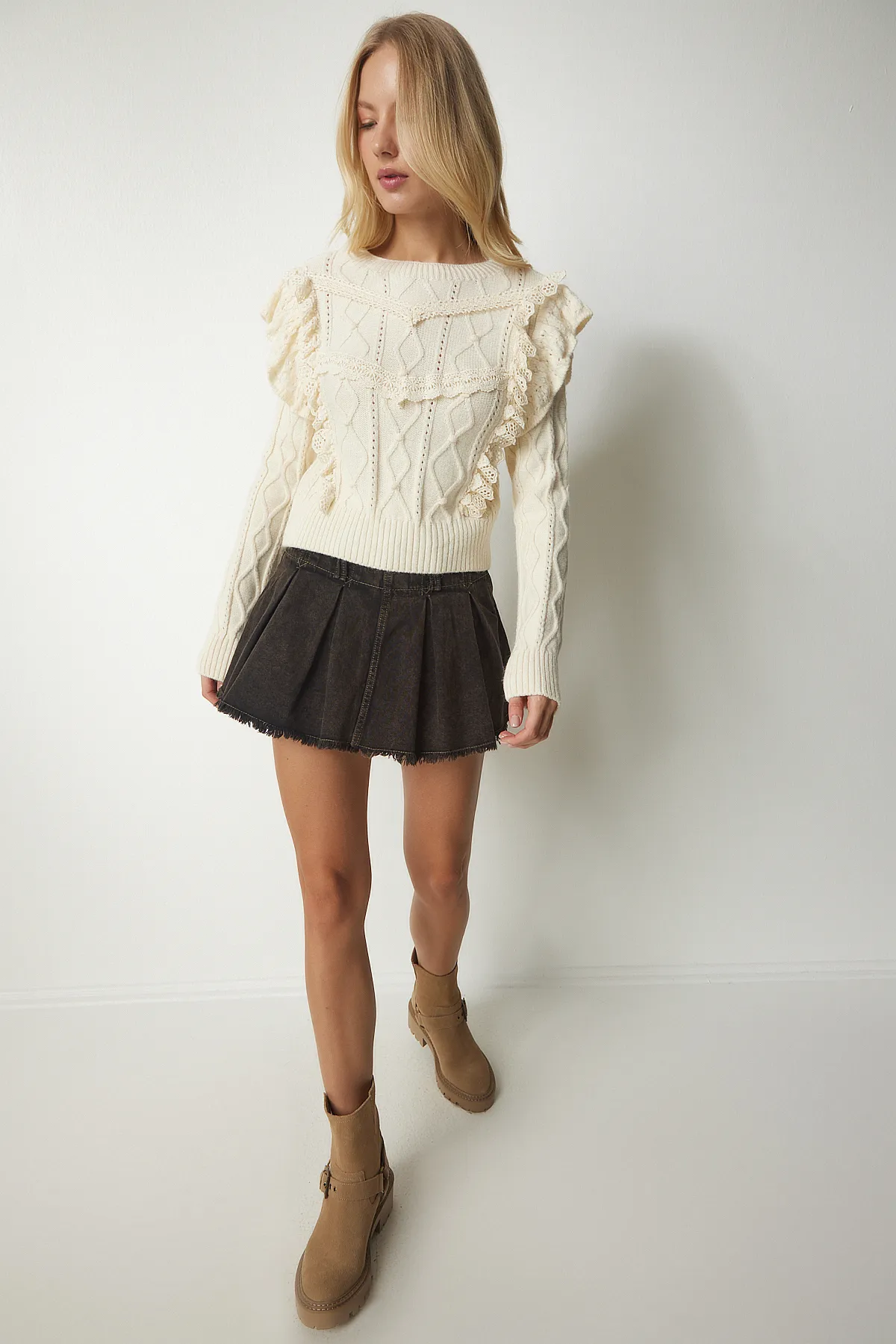 Happiness İstanbul  Cremefarbener Strickpullover mit Spitzenmuster und Struktur für Damen AH00150