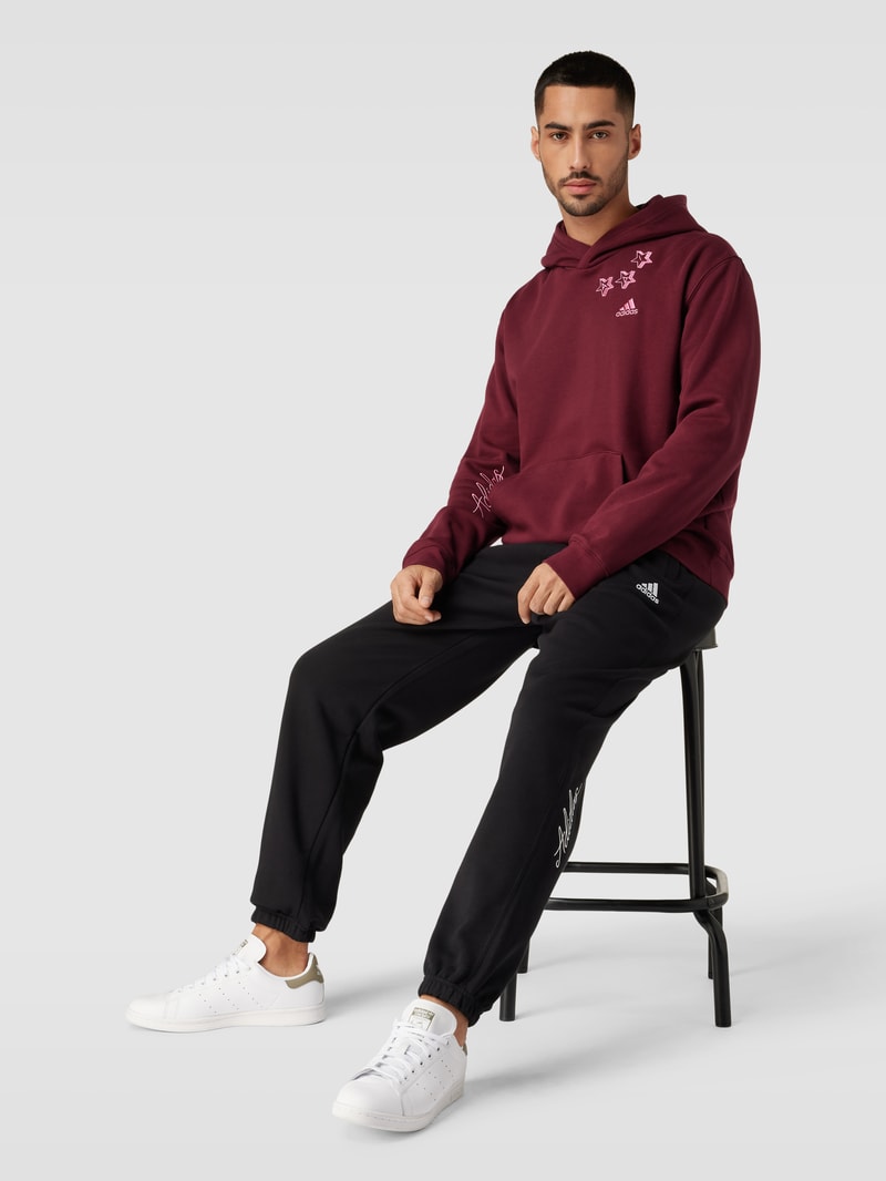 Hoodie mit Känguru-Tasche in bordeaux rot