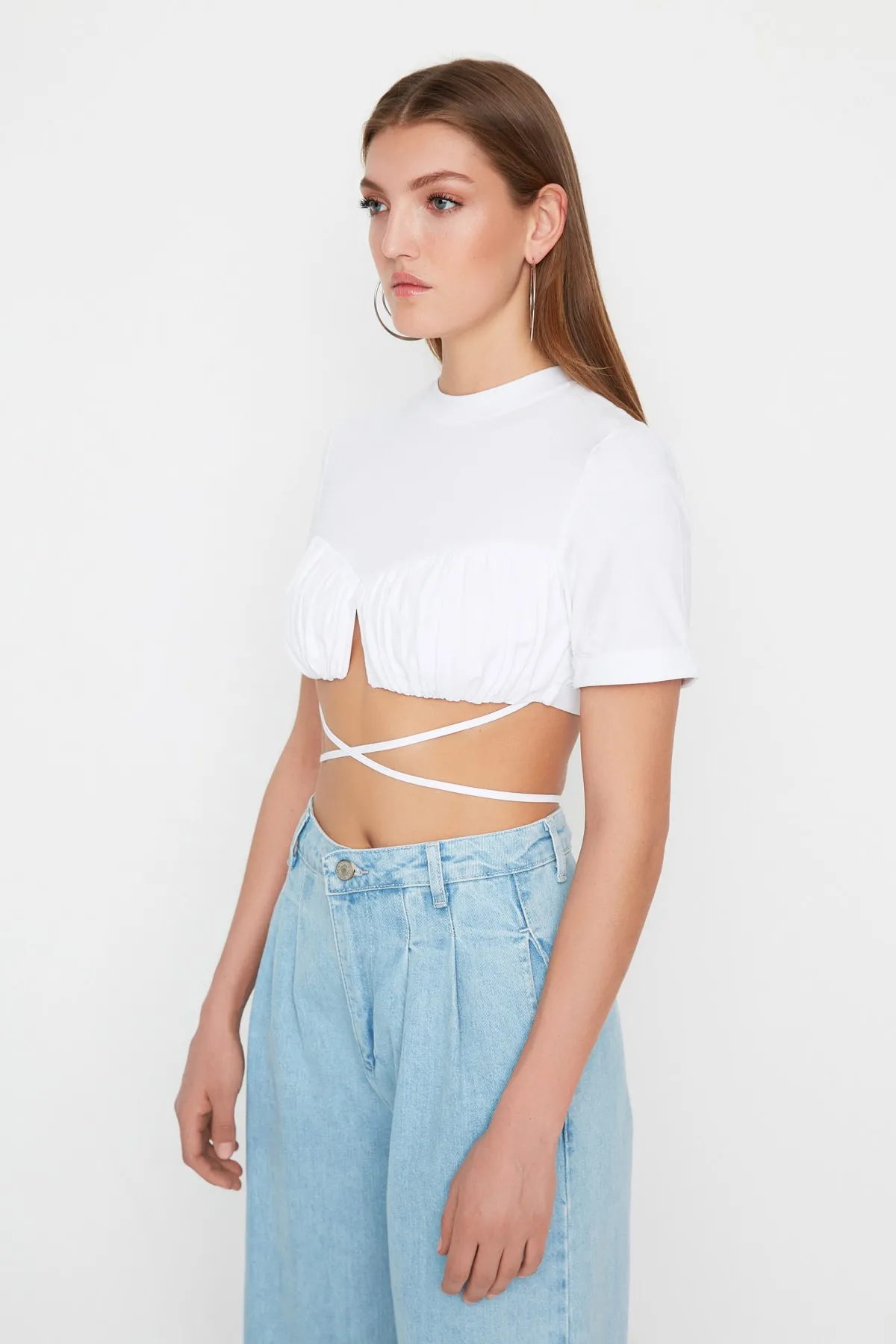 Trendyol Collection  X Sagaza Studio Weißes Bustier mit Krawatte und detailliertem Ausschnitt TPRSS22BS00013