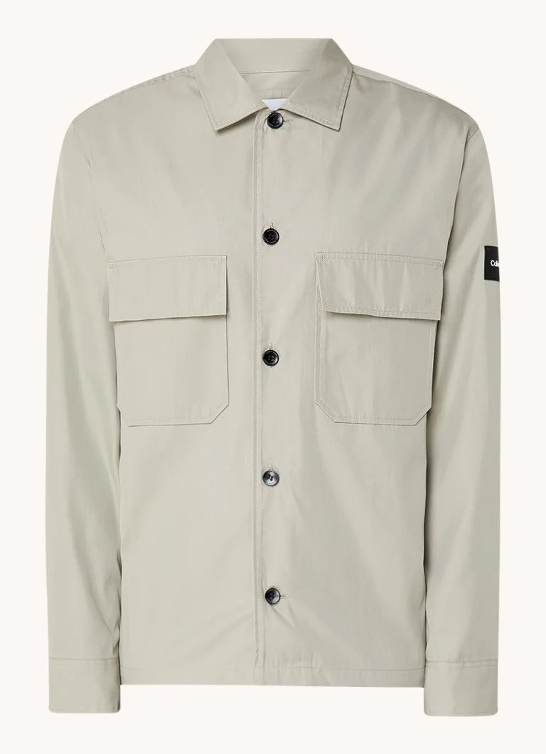 Camicia-giacca Calvin Klein dalla vestibilità classica con tasche sul petto.