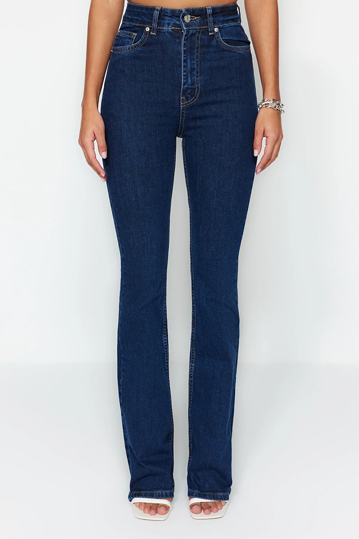 Trendyol Collection  Dunkelblaue Flare-Jeans mit superhoher Taille TWOSS23JE00064