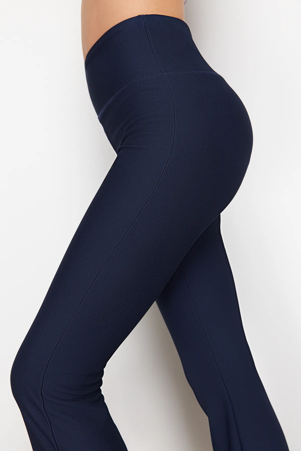 Trendyol Collection  Dunkelmarineblaue gerippte Yoga-Strick-Sportstrumpfhose mit spanischem Bein TWOAW23TY00011