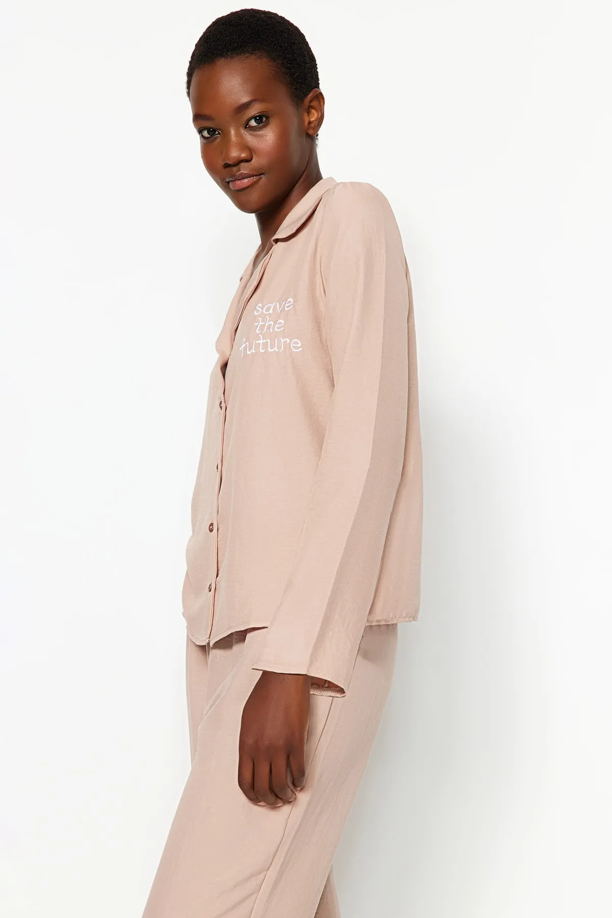 Trendyol Collection  Beige besticktes Pyjama-Set aus Hemd und Hose aus Webstoff THMAW24PT00000