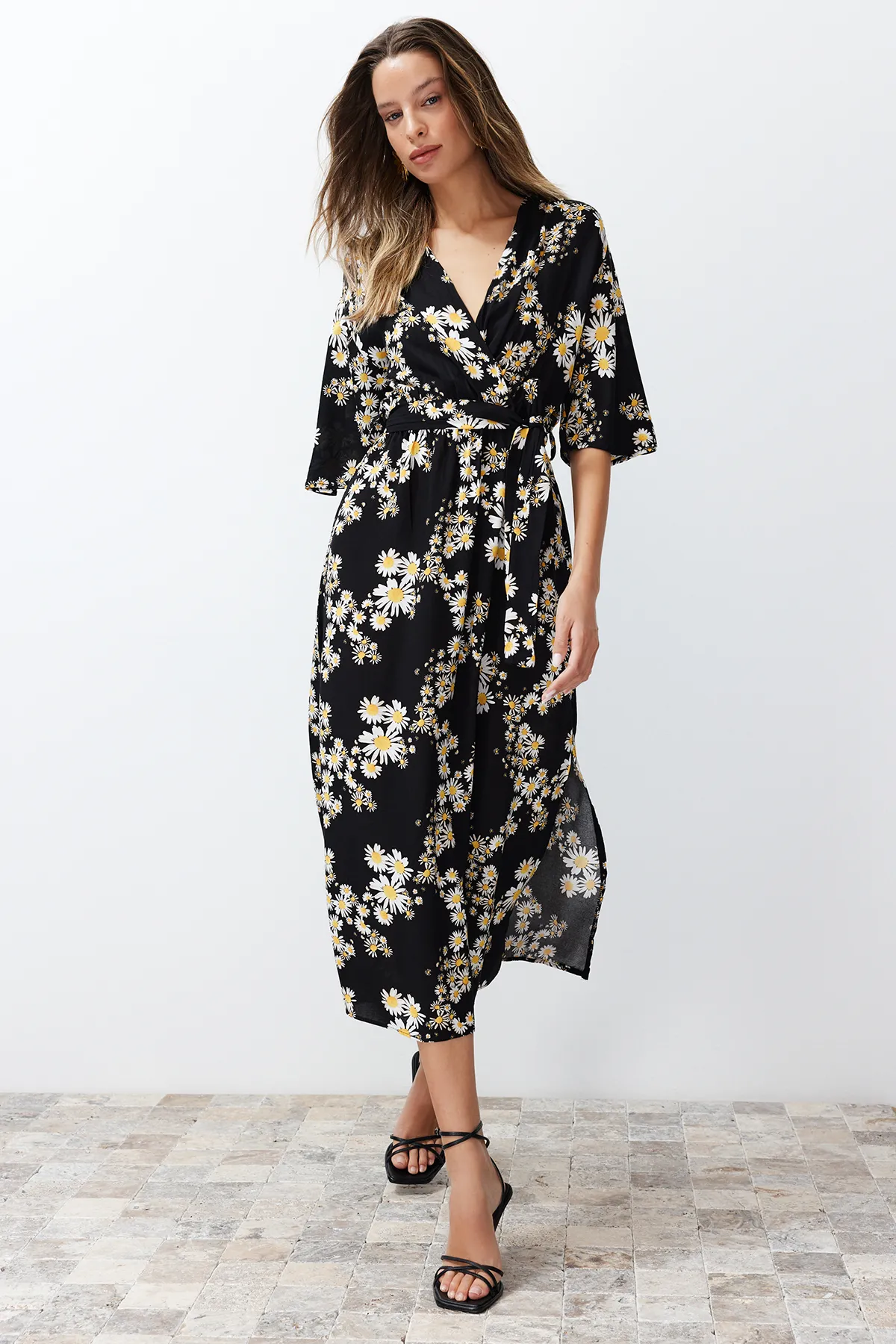 Trendyol Collection  Schwarzes A-Linien-Midikleid aus Webstoff mit Blumenmuster, Gürtel, Zweireiher-Kragen TWOSS24EL00915