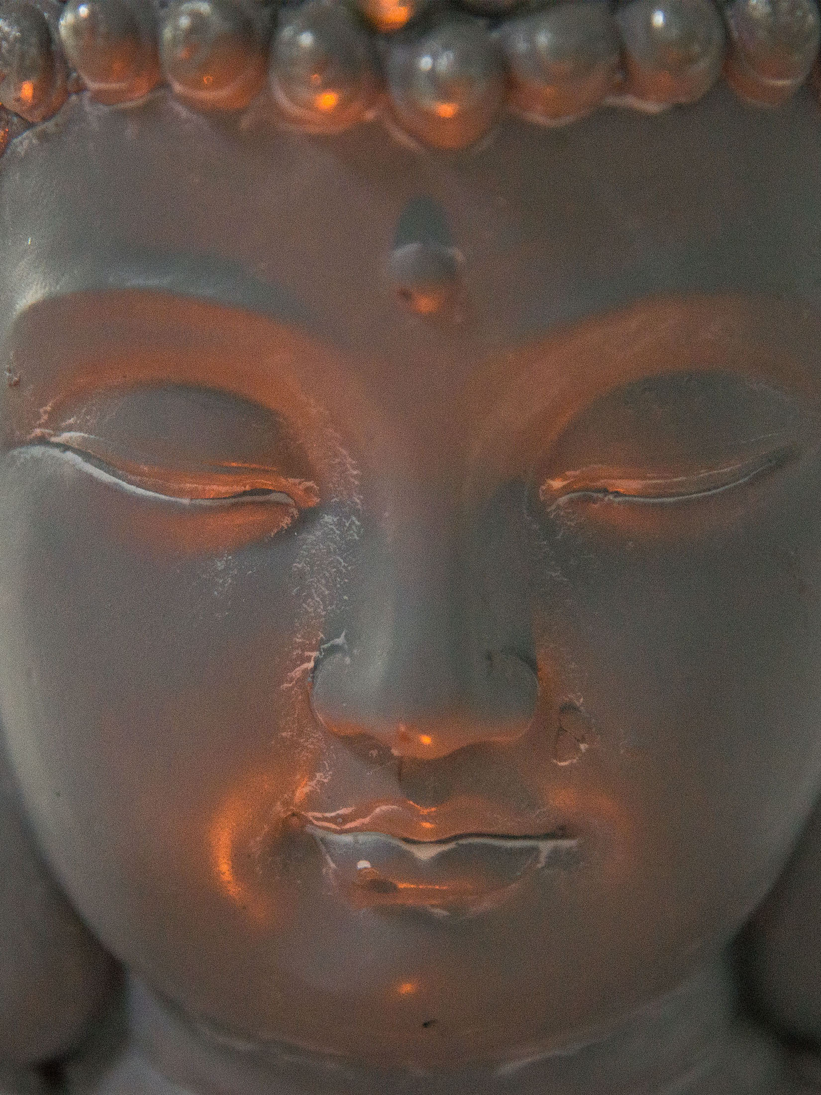 Sitzender Buddha Figur, Hellgrau