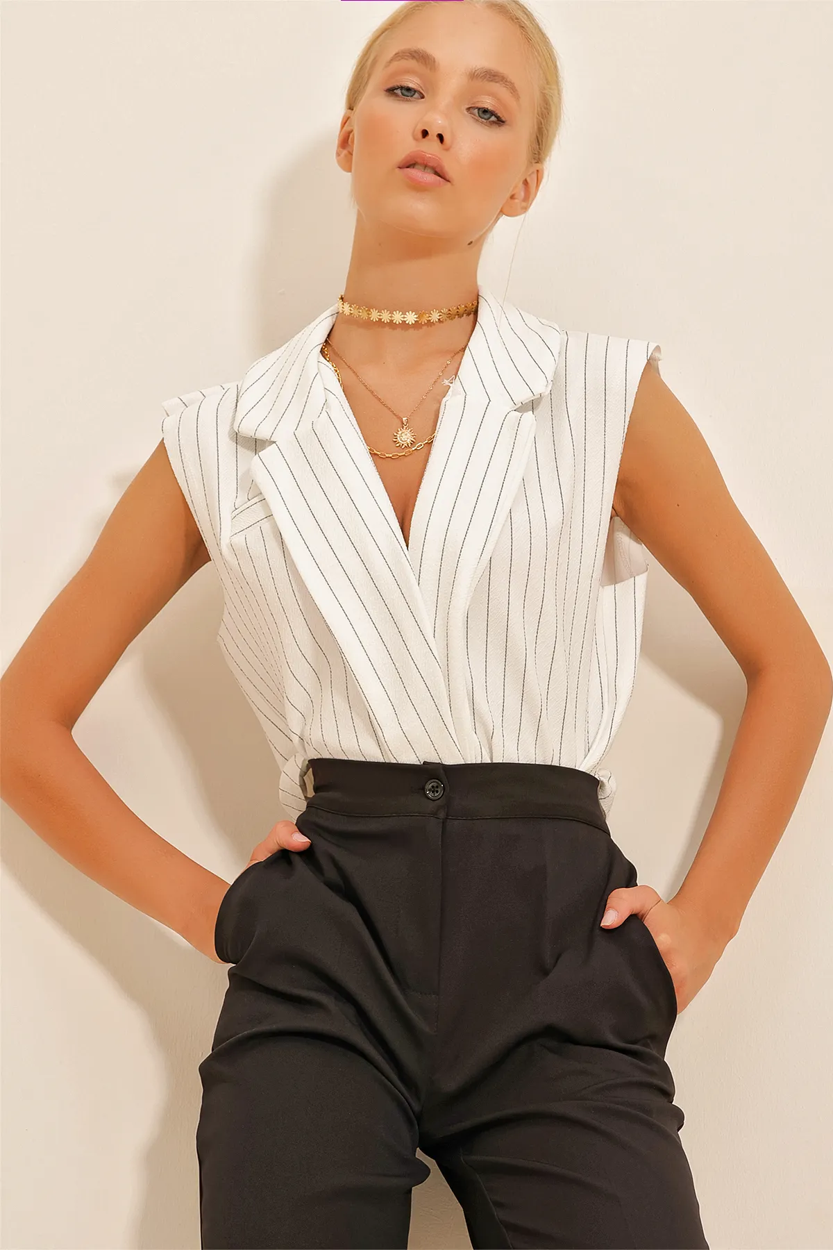 Trend Alaçatı Stili  Weiße Damenbluse mit Hemdkragen, Filetstreifen, ALC-X10724