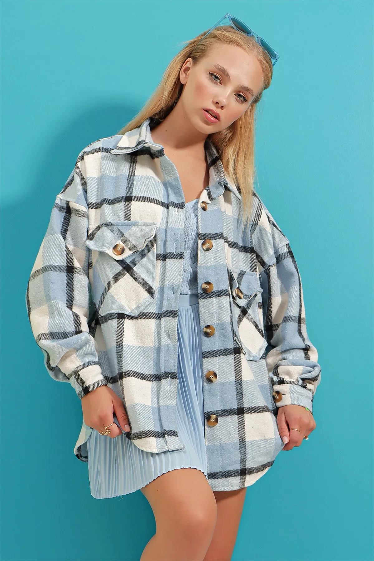 Trend Alaçatı Stili  Himmelblaues, kariertes, gemustertes Baumwollhemd mit Stempelmuster für Damen in Übergröße, Safarijacke, ALC-X7142