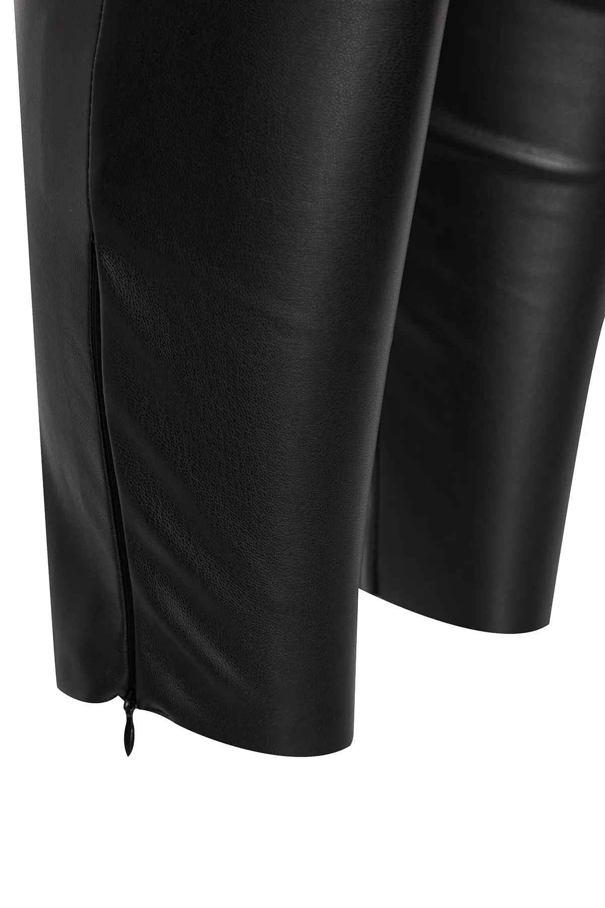 Trendyol Collection  Schwarze, innen hochgezogene Strickhose aus Kunstleder mit hohem Bund und schmaler Passform TWOAW24PL00102