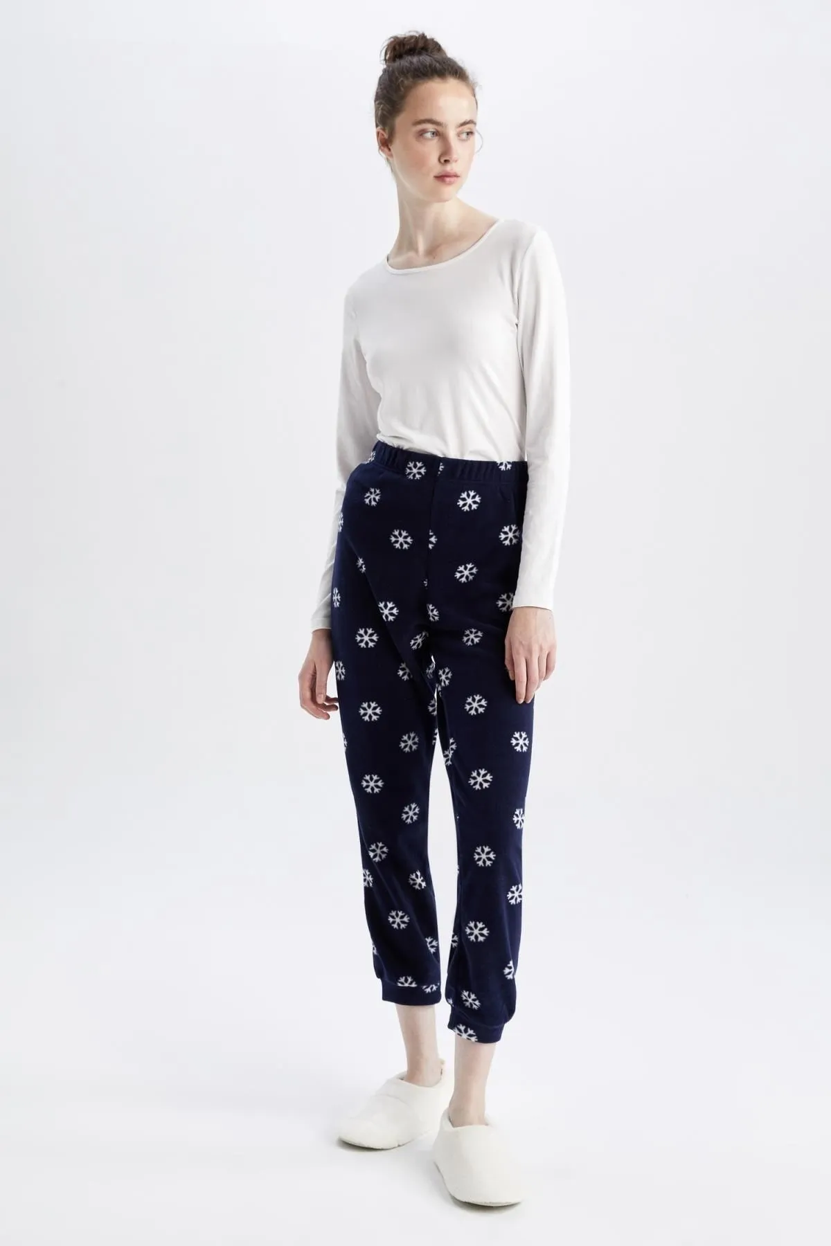 DeFacto  Fall In Love Fleece-Pyjamahose mit normaler Passform, weihnachtlichem Schneeflockenmuster