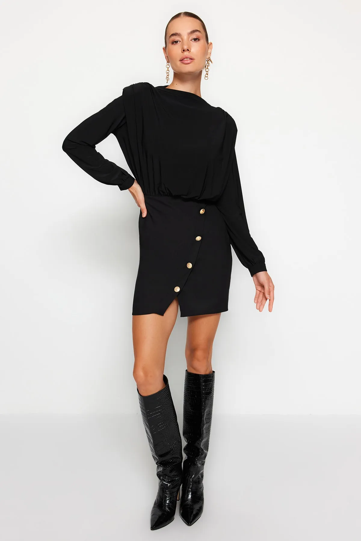 Trendyol Collection  Schwarzes, figurbetontes, wattiertes, gewebtes Kleid mit Knöpfen TWOAW24EL00483