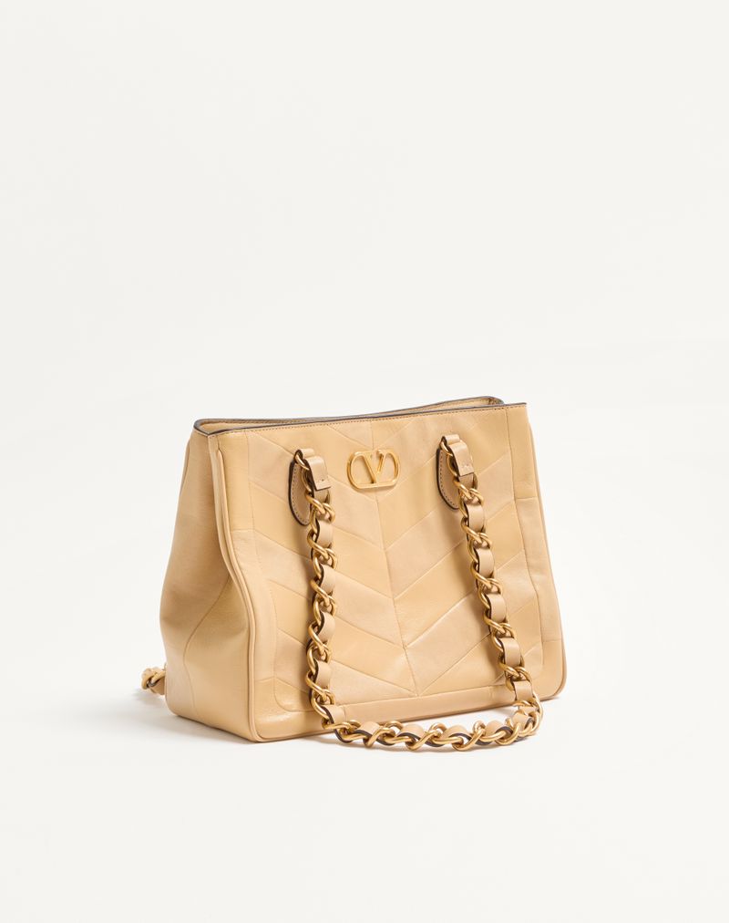 Bolsa de compras pequena Valentino Garavani Laseine em napa com estampa chevron.