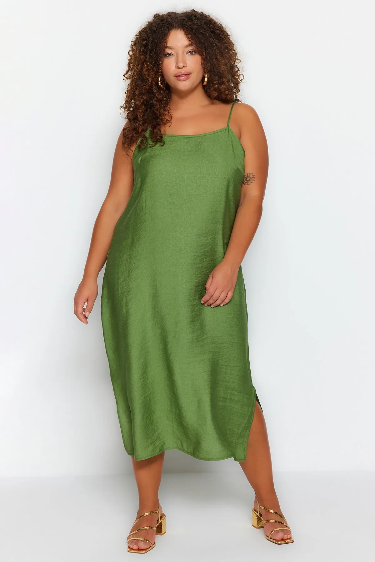 Trendyol Curve  Khakifarbenes, schlicht gewebtes Kleid TBBSS23AH00145