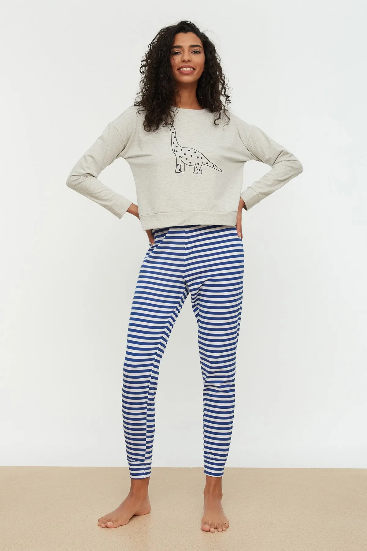 Trendyol Collection  Mehrfarbiges, bedrucktes T-Shirt-Jogger-Pyjama-Set aus 100 % Baumwolle mit Strickmuster THMAW21PT0240