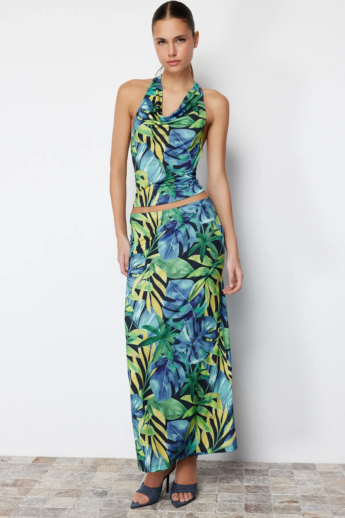 Trendyol Collection  Grünes, floral bedrucktes, schmales Set aus Strick mit Degaje-Kragen und flexiblem Unterteil und Oberteil TWOSS24AU00016