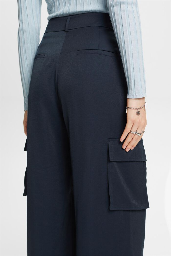 Cargohose mit hohem Bund und weitem Bein