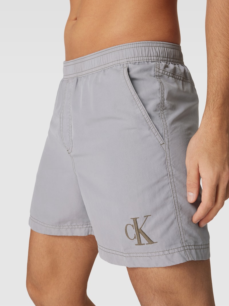 Badehose mit Label-Stitching in schlamm