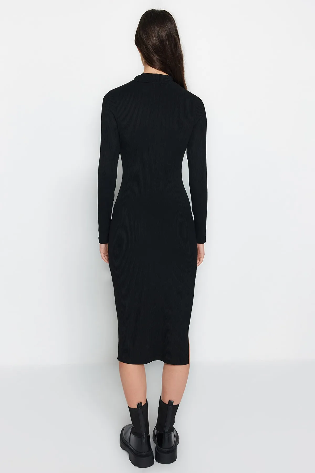 Trendyol Collection  Schwarzes, geripptes, tief geschlitztes, detailliertes, tailliertes Midi-Stretch-Strickkleid TWOAW24EL00174