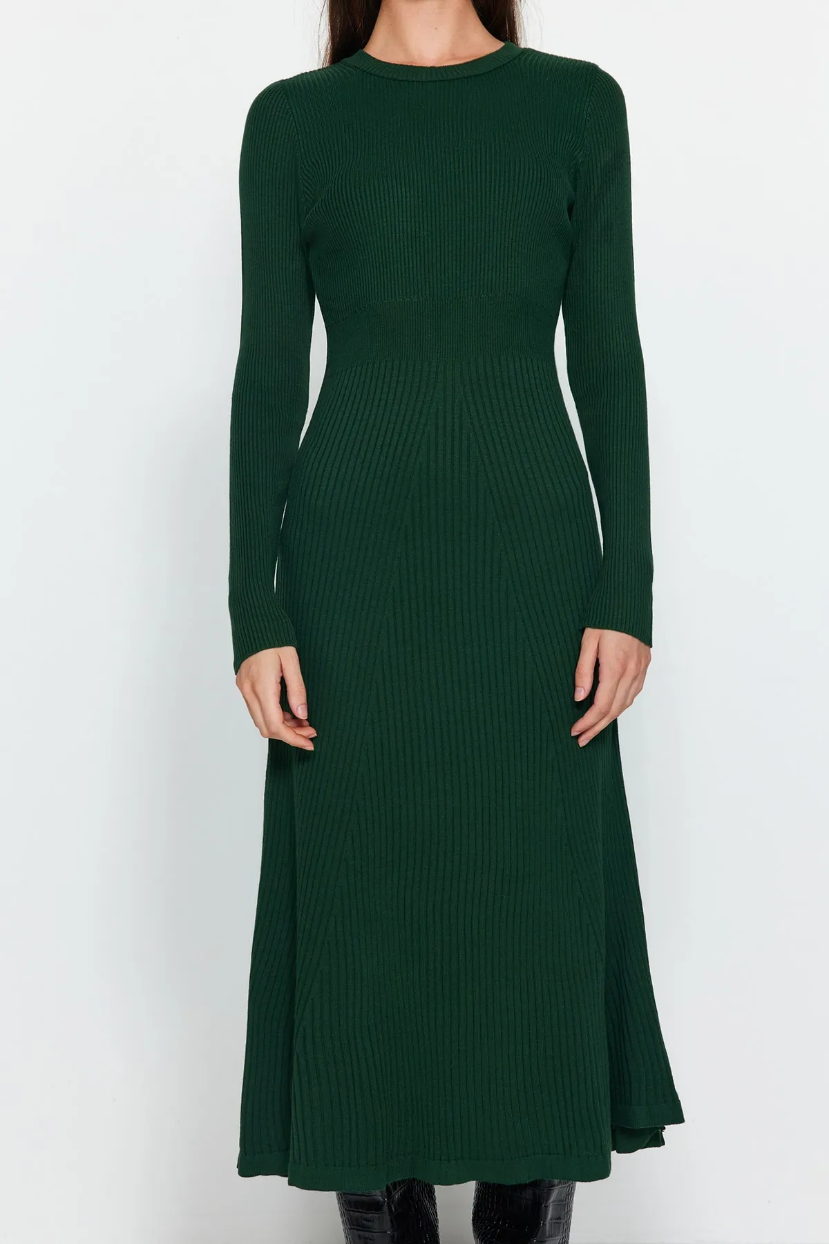 Trendyol Collection  Smaragdgrünes Midi-Strickkleid mit Rundhalsausschnitt TWOAW21EL0422