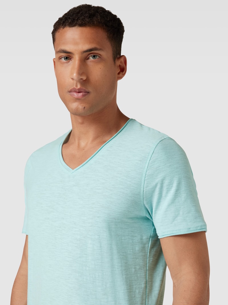 Regular Fit T-Shirt aus Baumwolle mit V-Ausschnitt in helltürkis