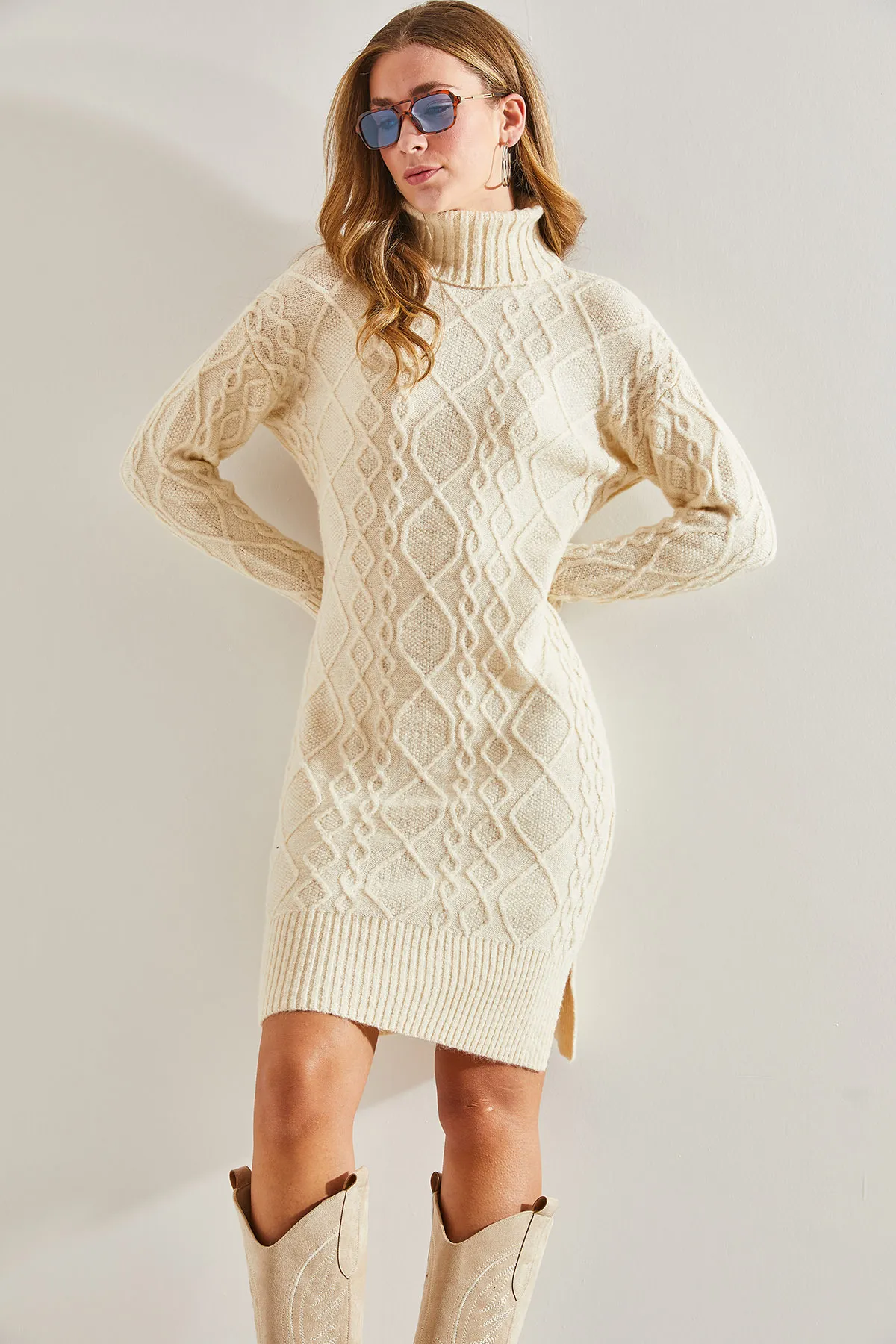 Bianco Lucci  Rollkragen-Strickkleid mit geflochtenem Haar für Damen
