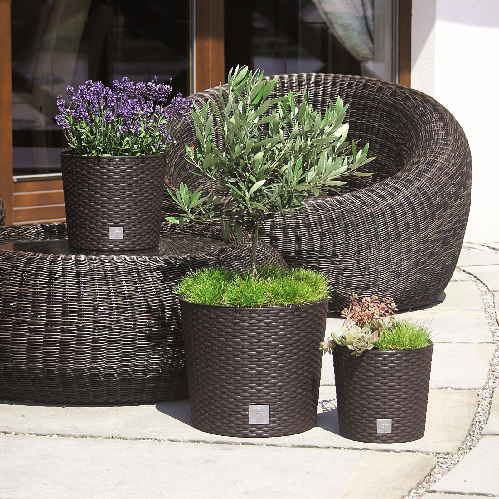 astor24 Blumentopf 2x Blumentopf Rattan Blumenkübel Pflanzentopf (Blumentopf Garten Balkon Blumen Topf Kräutertopf, 2 Blumentöpfe), Durchmesser 20 cm - 2 Blumentöpfe - hochwertig verarbeitet - mit Wasserüberlauf - fertig montiert