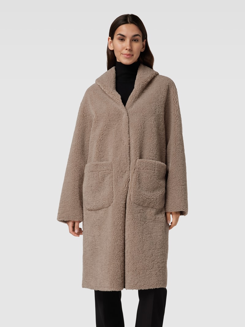 Mantel aus Teddyfell in taupe