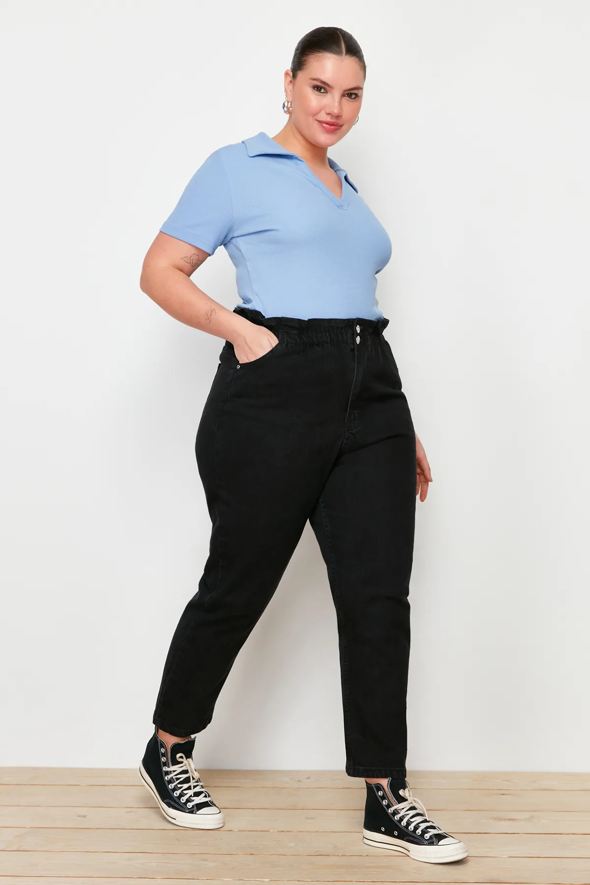 Trendyol Curve  Anthrazitfarbene Mom-Jeans mit hoher Taille und elastischem Bund TBBSS22JE00009