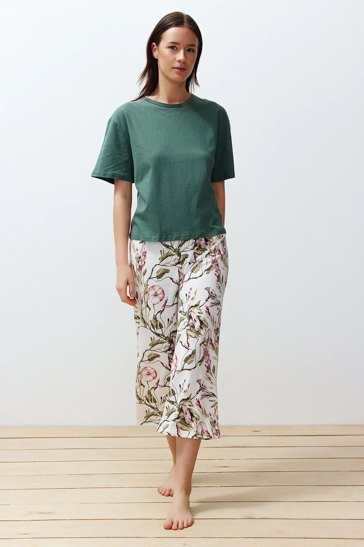 Trendyol Collection  Grünes Capri-Strick-Pyjama-Set aus 100 % Baumwolle mit Blumenmuster THMSS24PT00216