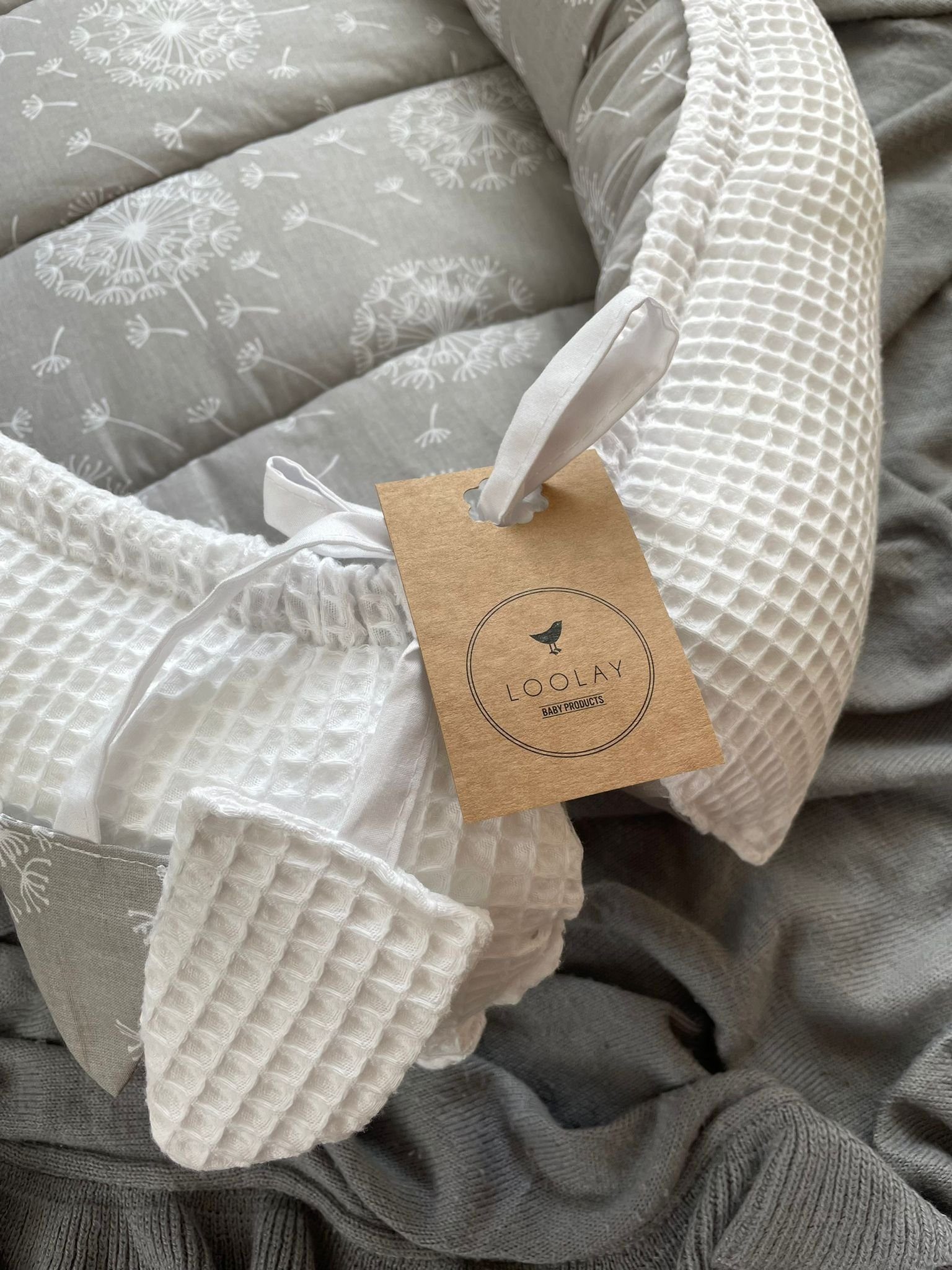 Loolay Bettnestchen WAFFELPIQUE Baumwolle BABYNEST Babykokon Neugeborene Babyausstattung, (Reisebett Nestchen SOLO/ o. in Geschenk SETS, 1-tlg., 4 Jahreszeiten WAFFELSTOFF - Design: Pustelblume Grau/ WAFFEL Weiß), 100% Europäische Stoffe und Kleinser